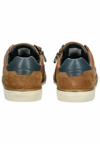 Baskets en cuir et en daim marron avec un talon bleu marine et une semelle en caoutchouc blanche. Elles présentent de petites fermetures éclair et des accents texturés à l'arrière.