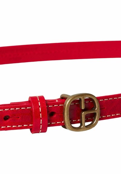 Cinturón de cuero rojo con costuras blancas y una hebilla cuadrada de bronce con un diseño entrelazado.