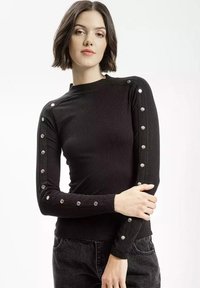 - Sweter