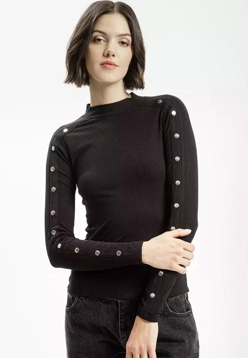 Czarny, prążkowany top z długim rękawem i wysokim kołnierzem, z metalowymi guzikami na rękawach oraz dopasowanym krojem.