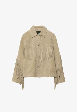 Beige mokkanahkatakki, jossa on kaulus, kolme nappia ja hapsut rinnan yli ja molempien hihojen pitkinä.