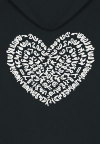 Felpa nera con cappuccio caratterizzata da un grande design a cuore composto da motivi astratti simili a testo bianco, realizzata in un tessuto liscio e leggermente strutturato.