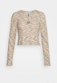 Sweater cropped de manga longa feito de tecido texturizado. Apresenta um detalhe em anel entrelaçado na gola, com um padrão multicolorido.