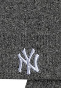 Gorro de punto gris con textura acanalada, que presenta un logo bordado en blanco de "NY" en la parte frontal. Material suave y diseño que se ajusta perfectamente.