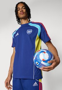 adidas Performance ARSENAL FC URBAN PURIST TEE - Apdrukāts T-krekls - victory blue/bright yellow/bright cyan