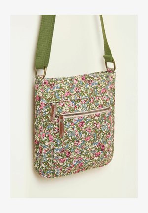 Geantă crossbody florală, realizată dintr-un material verde cu flori roz și albastre, cu două buzunare cu fermoar și o curea de umăr verde.