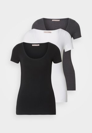 Tre kortermede T-skjorter stablet vertikalt. Farger: svart, hvit og mørk grå. Materialet ser glatt ut med rund hals og tettsittende design.