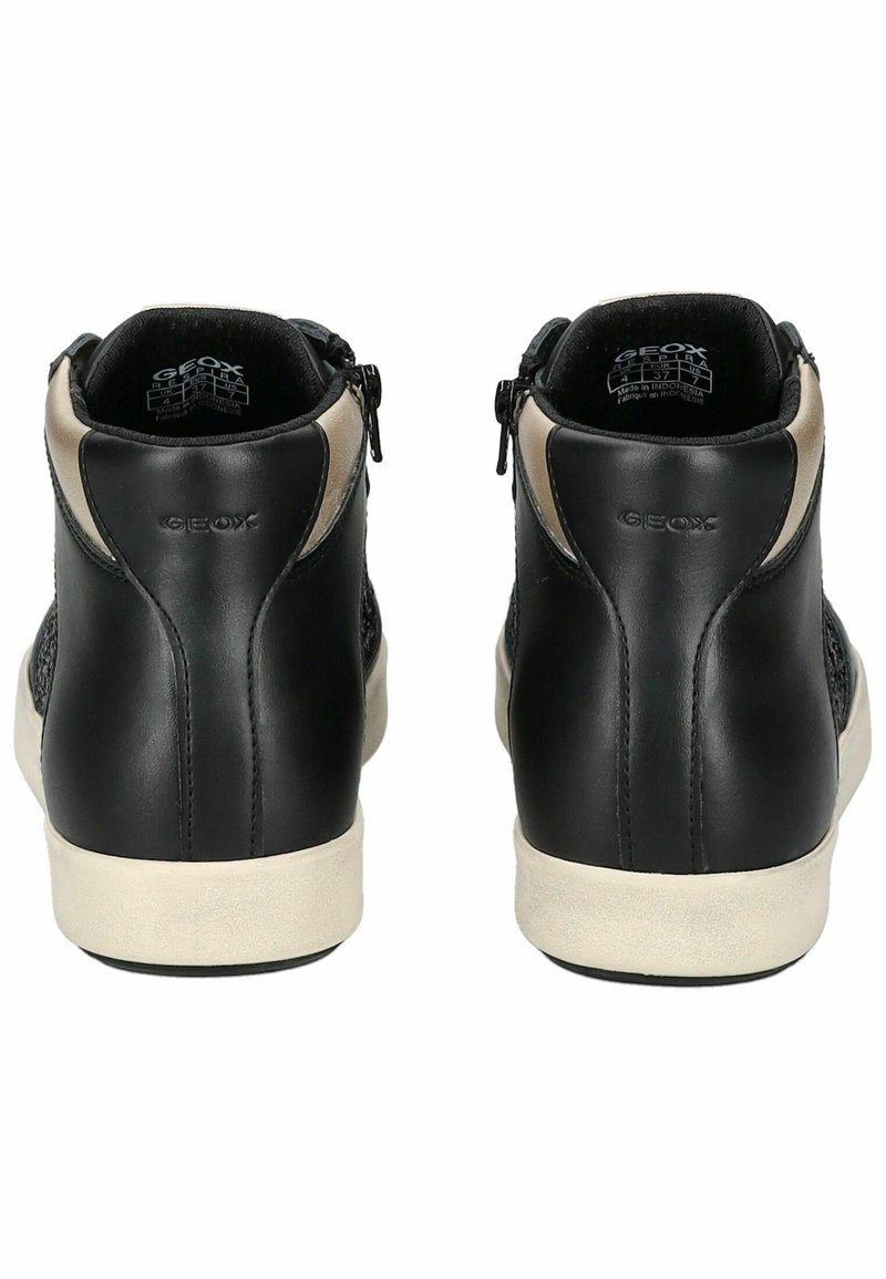 Zapatillas altas Geox negras de cuero texturizado, con acentos beige y un zipper trasero. La suela es de color claro y plana.