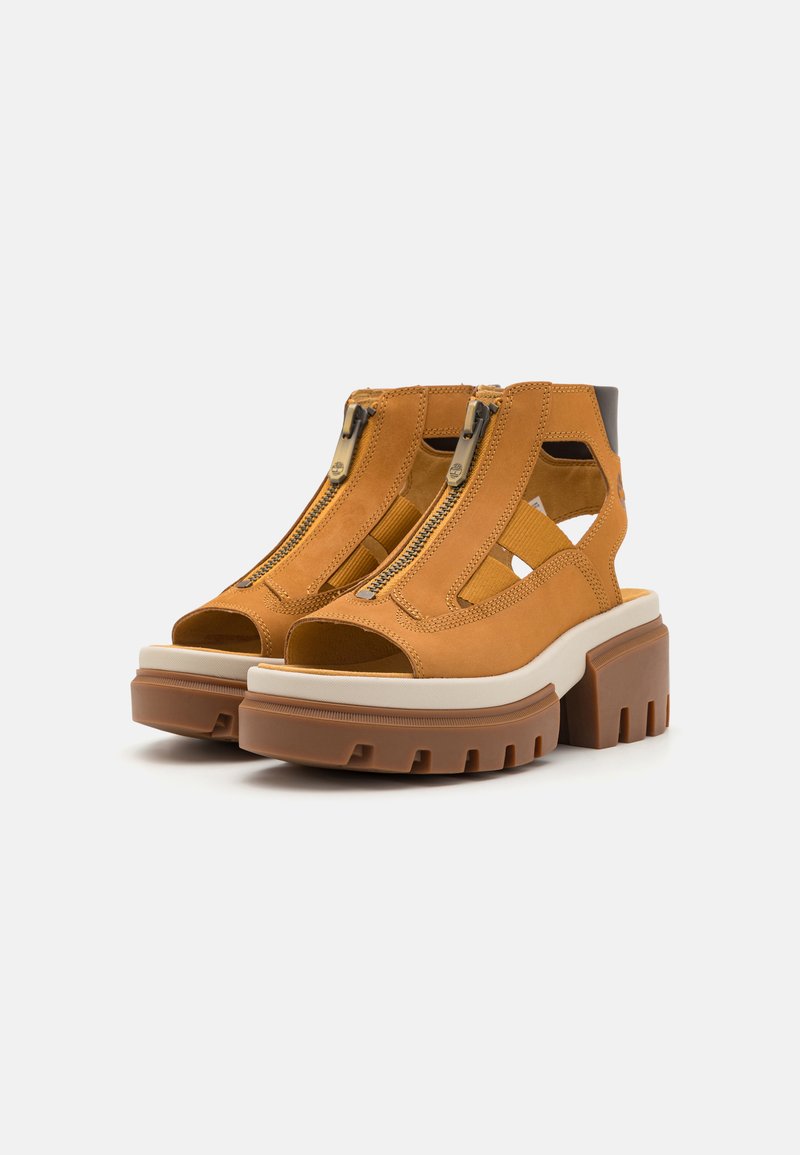 Braune Sandalen mit offener Zehenpartie, einem Reißverschluss, ausgeschnittenem Design und einer chunky Plattformsohle mit strukturierten Details.