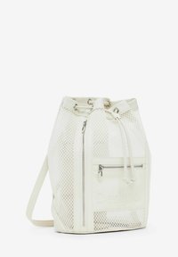 Borsa a secchiello bianca in rete con tasca con zip, chiusura a coulisse e marchio in rilievo. Presenta bordi lisci e una tracolla regolabile.