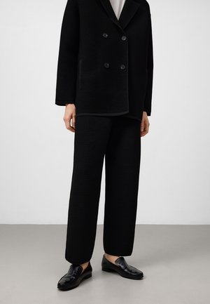 - Spodnie materiałowe