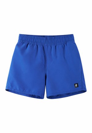 Niebieskie kąpielówki z elastycznym pasem i małą czarną naszywką z logo na dolnej lewej nodze, prezentowane na białym tle.