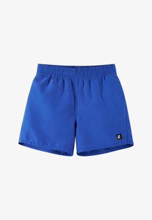 Niebieskie kąpielówki z elastycznym pasem i małą czarną naszywką z logo na dolnej lewej nodze, prezentowane na białym tle.