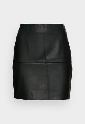 Jupe mini en cuir noir avec une texture lisse, une silhouette ajustée et un détail de couture au niveau de la taille. Pas de fermetures visibles.