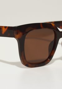 Vero Moda VMSHINY SUNGLASSES - Päikeseprillid - chocolate brown
