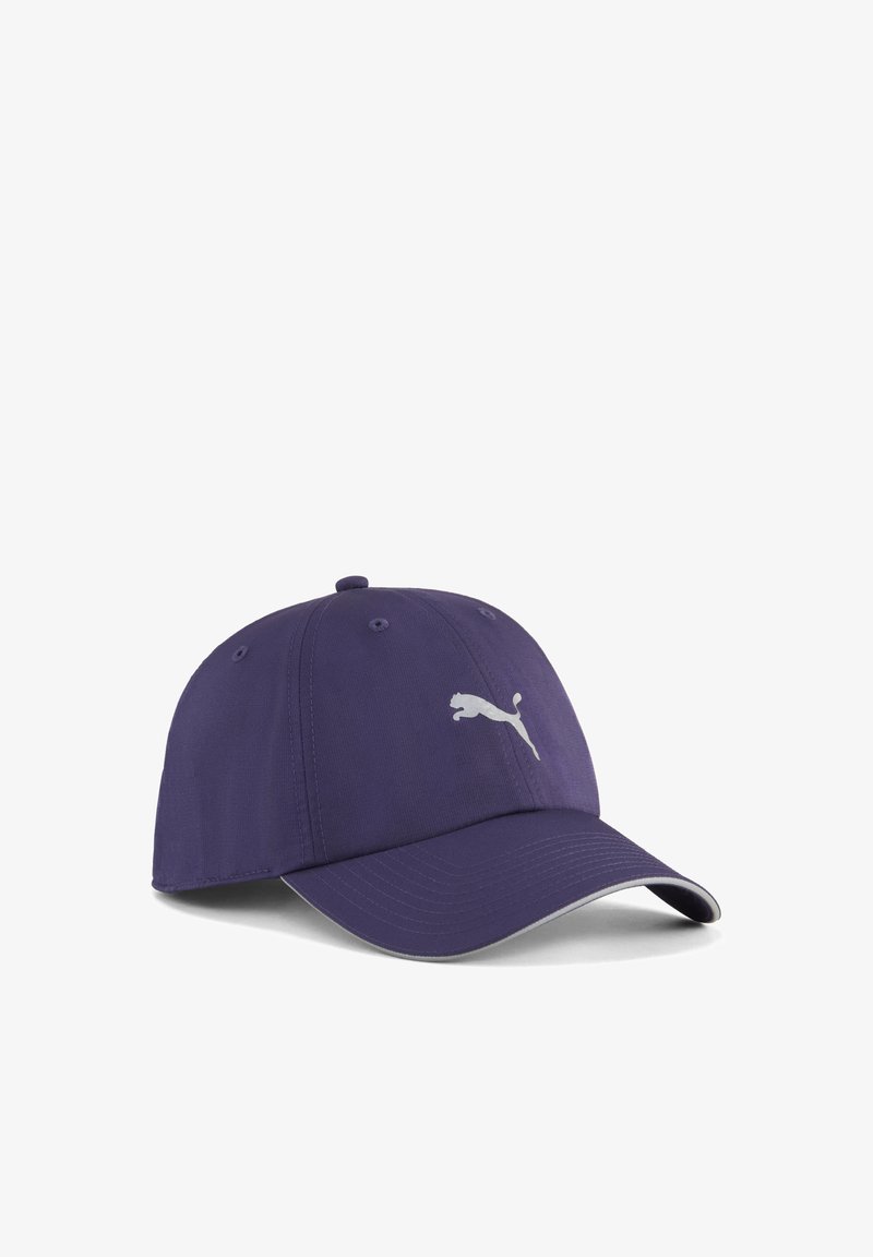 Gorra de béisbol morada hecha de tela con una visera curva. Presenta un logo reflectante blanco de Puma en el frente. Diseño sencillo sin patrones.