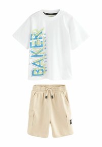 Hvid T-shirt med blå og grøn grafisk tekst "BAKER by TED BAKER." Parret med beige shorts med elastisk talje og sidelommer.
