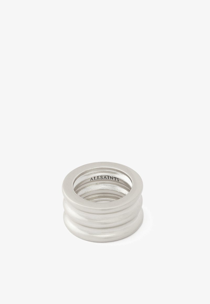 Bague à large anneau argenté avec trois crêtes empilées et "ALLSAINTS" gravé à l'intérieur de l'anneau.