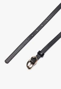 Cinturón de piel negra con un diseño estrecho, que presenta una hebilla de metal dorado brillante y varios agujeros de ajuste a lo largo de la correa.