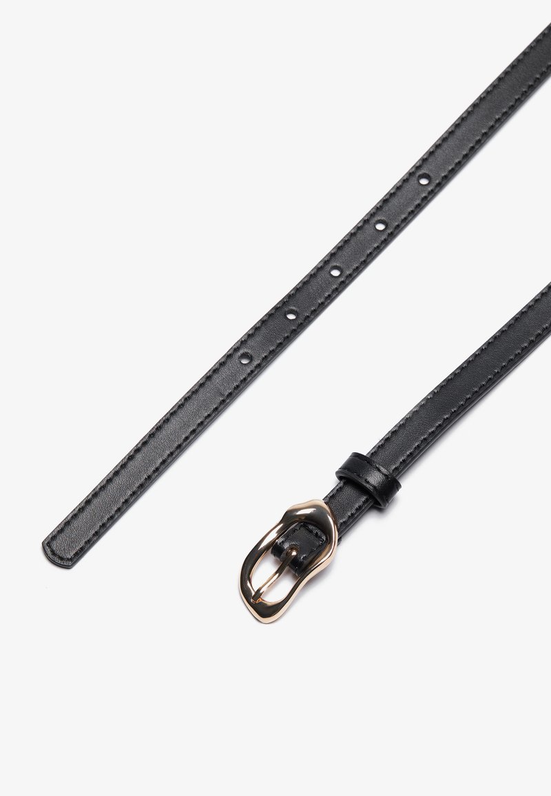 Cinturón de piel negra con un diseño estrecho, que presenta una hebilla de metal dorado brillante y varios agujeros de ajuste a lo largo de la correa.