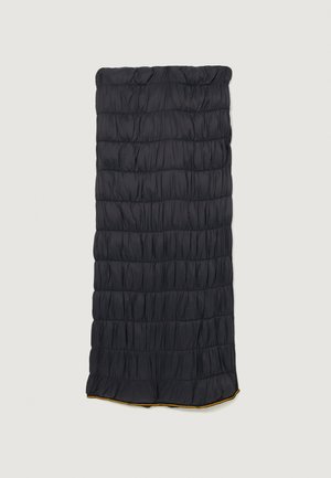 Tamsiai pilkas pūkinis antklodė su siuvinėtu, susiraukšlėjusiu paviršiumi. Apjuosta kontrastinga geltona juostele apatiniame krašte.