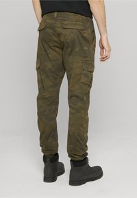 Urban Classics CAMO JOGGING  - Oldalzsebes nadrágok - olive