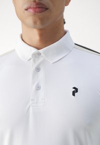 Peak Performance PLAYER - Poloshirts - white/sand fog
