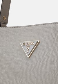 Guess NOELLE TOTE - Borsa a mano - taupe