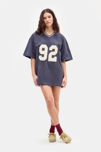 Ναυτικό oversized t-shirt με λευκό γιακά και μεγάλο κρεμ κεντημένο "92" στο μπροστινό μέρος. Δεύτερο υλικό από βαμβάκι με χαλαρή γραμμή.
