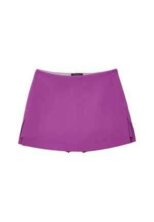 Lila Minirock mit einem eleganten Design, verfügt über seitliche Schlitze, eine glatte Textur und einen verdeckten Reißverschluss für einen sauberen Abschluss.