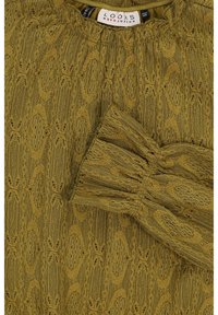 Olijfgroene textuurstof met een geometrisch patroon, met een geplooide halslijn en pofmouwen. Machinewasbaar.