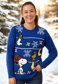 Maglione lavorato a maglia blu con Snoopy e i suoi amici, decorato con fiocchi di neve e motivi colorati. Dettagli con polsini e orlo a coste.