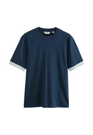 Mørkeblå T-shirt med korte ærmer med hvide dobbelte striber på ærmekanter og rund halsudskæring.