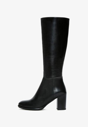 Wysokie czarne skórzane buty z eleganckim designem, okrągłym noskiem i blokowym obcasem. Gładka faktura z minimalnym detalem szewnym.