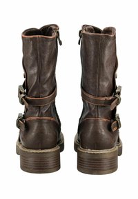 Botas de tobillo de cuero marrón con cierre de cremallera, tres correas ajustables y tacón apilado, que cuentan con una puntera texturizada y costuras contrastantes.
