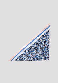 Écharpe triangulaire avec un motif floral bleu et rose, dotée de bordures contrastées en blanc et bleu, fabriquée en tissu léger.