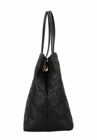 Sac à main noir matelassé de forme triangulaire, avec un motif en relief et deux poignées allongées. Texture lisse et fermeture éclair en haut.