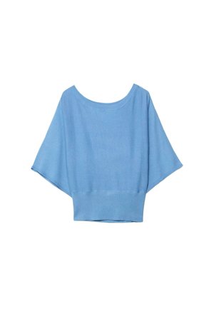 Pull en maille bleu clair avec larges manches trois-quarts et une ceinture ajustée, posé à plat sur un fond blanc.