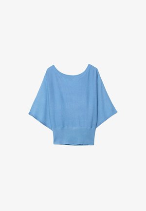 Pull en maille bleu clair avec larges manches trois-quarts et une ceinture ajustée, posé à plat sur un fond blanc.