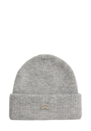 Szara dzianinowa czapka z mankietem, z małą prostokątną łatką z logo. Wykonana z miękkiego, textured materiału z prążkowanym wzorem.