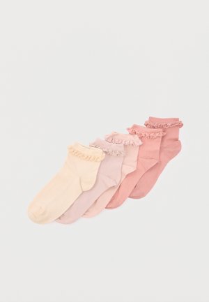 Cinco pares de calcetines tobilleros en suaves tonos pastel que van desde crema hasta rosa empolvado, cada uno con bordes fruncidos en el puño.