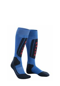 Kniestrümpfe in Blau mit schwarzen und roten Akzenten. Verfügen über verstärkte Bereiche und eine glatte Textur. Der Markenname "FALKE" ist gut sichtbar.