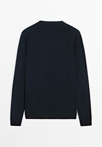 Pull noir à manches longues avec col rond, coupe slim et poignets côtelés, présenté de dos sur fond blanc.
