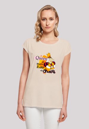 Beige Baumwoll-T-Shirt mit kurzen Ärmeln, ausgestattet mit einem bunten Druck einer Cartoon-Königin und dem Text: "Königin der Herzen, Herrscherin des Chaos."