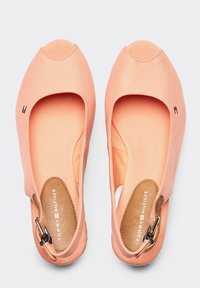 Unselected, island coral