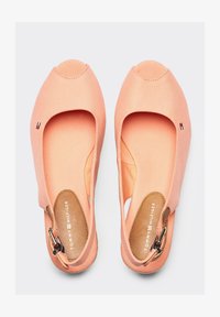 Unselected, island coral