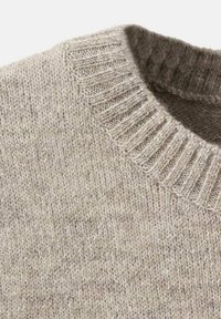 Maglione grigio chiaro lavorato a maglia con scollatura a girocollo a costine. La trama appare morbida, con un motivo sottile e fibre naturali.
