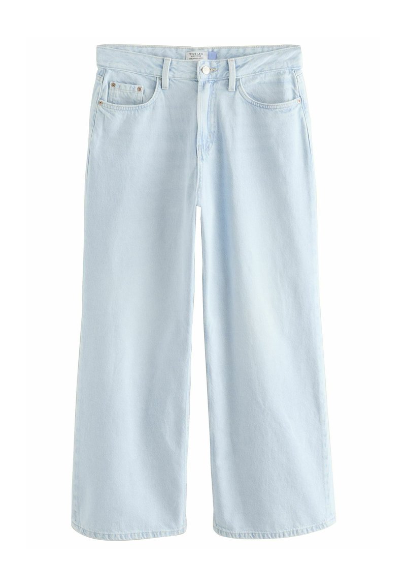 Jean large bleu clair à taille haute, en denim. Poches avant et fermeture à bouton, avec un design épuré et minimal.