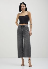 Calliope CROP WIDE - Flared Jeans - grigio