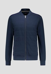 Marine blauwe ritsjack met een gladde textuur, gewatteerde panelen aan de voorkant, ribgebreide manchetten en een staande kraag voor extra warmte.